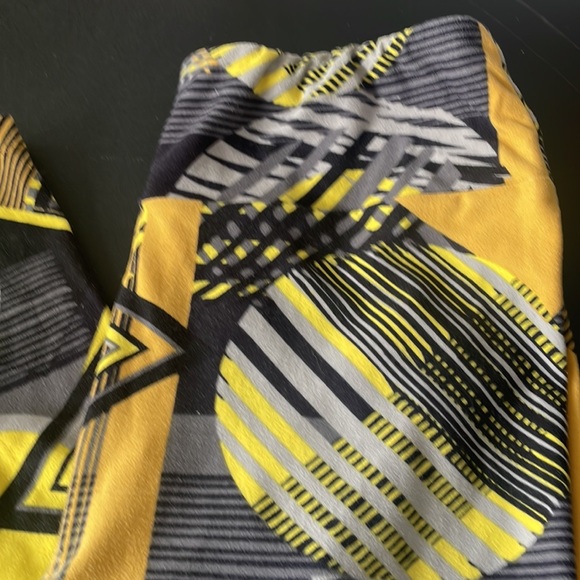 LuLaRoe one size leggings - vintage pattern - Picture 3 of 5